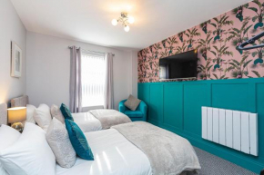 Beachfront Apartment 3 Bedrooms Sleeps 7 - Gateway to the Lake District - Newly Refurbished
